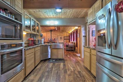 Woodsy Pinetop Cabin - Hike Golf and Paddle! - image 11