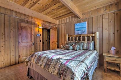 Woodsy Pinetop Cabin - Hike Golf and Paddle! - image 13
