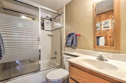 Woodsy Pinetop Cabin - Hike Golf and Paddle! - image 15