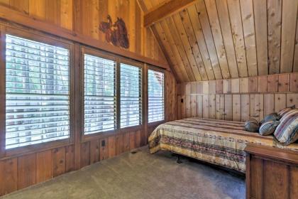 Woodsy Pinetop Cabin - Hike Golf and Paddle! - image 17