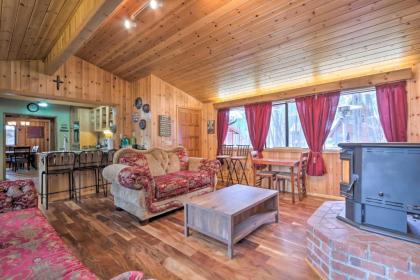 Woodsy Pinetop Cabin - Hike Golf and Paddle! - image 2