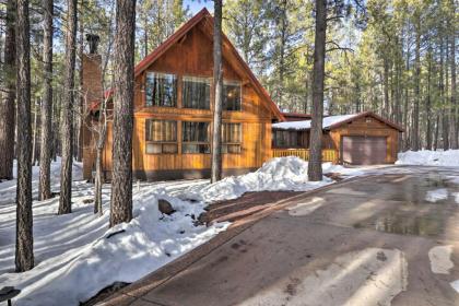 Woodsy Pinetop Cabin - Hike Golf and Paddle! - image 3