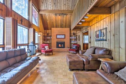 Woodsy Pinetop Cabin - Hike Golf and Paddle! - image 4