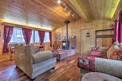 Woodsy Pinetop Cabin - Hike Golf and Paddle! - image 6