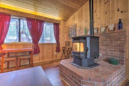 Woodsy Pinetop Cabin - Hike Golf and Paddle! - image 8