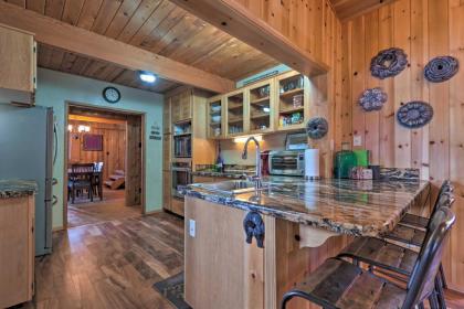 Woodsy Pinetop Cabin - Hike Golf and Paddle! - image 9