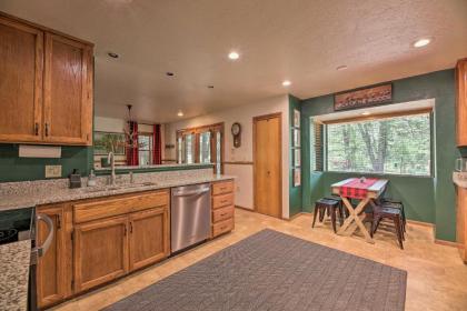 Family-Friendly Pinetop Retreat Deck and Yard! - image 13
