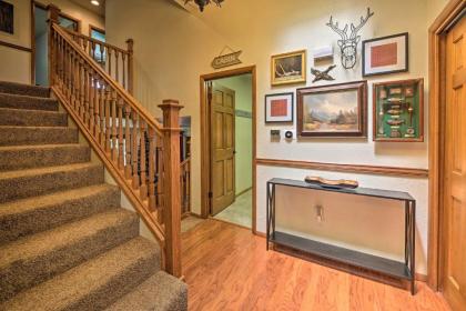 Family-Friendly Pinetop Retreat Deck and Yard! - image 16