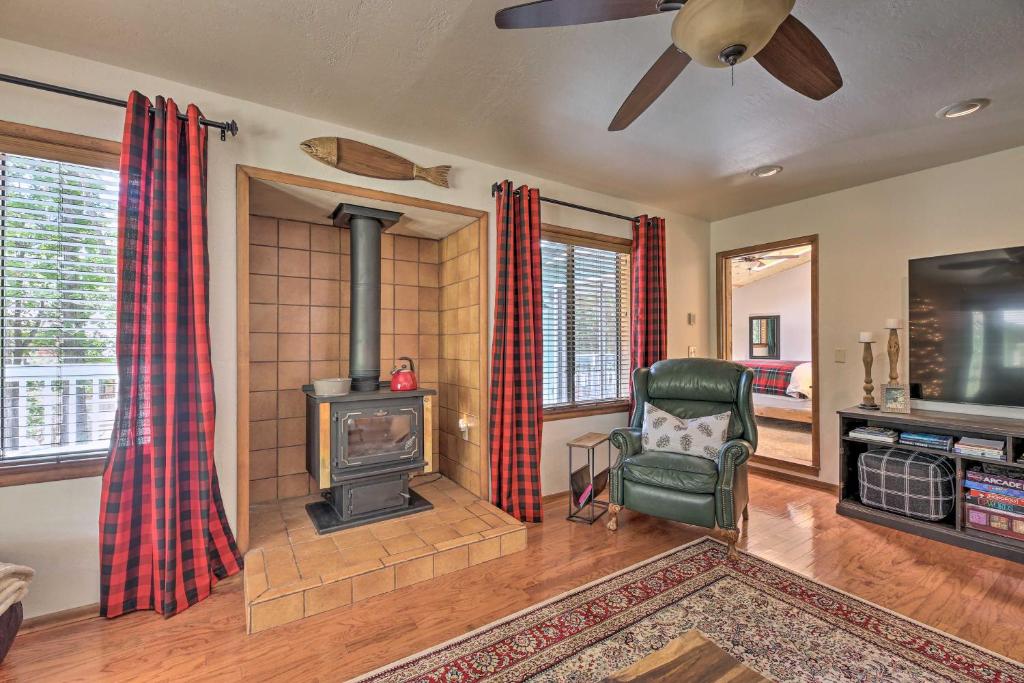Family-Friendly Pinetop Retreat Deck and Yard! - image 6