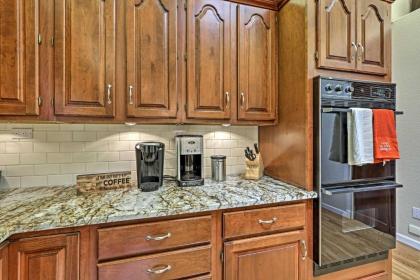 Pinetop Cabin with Fireplace about 1 Mi to Golf! - image 11