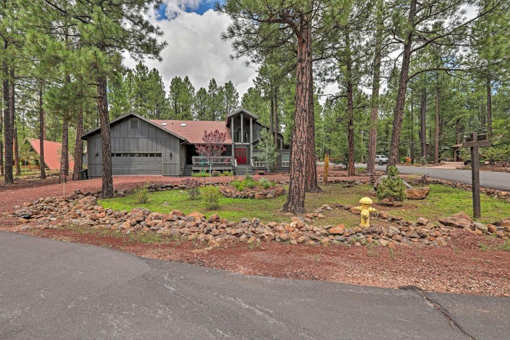Pinetop Cabin with Fireplace about 1 Mi to Golf! - image 2