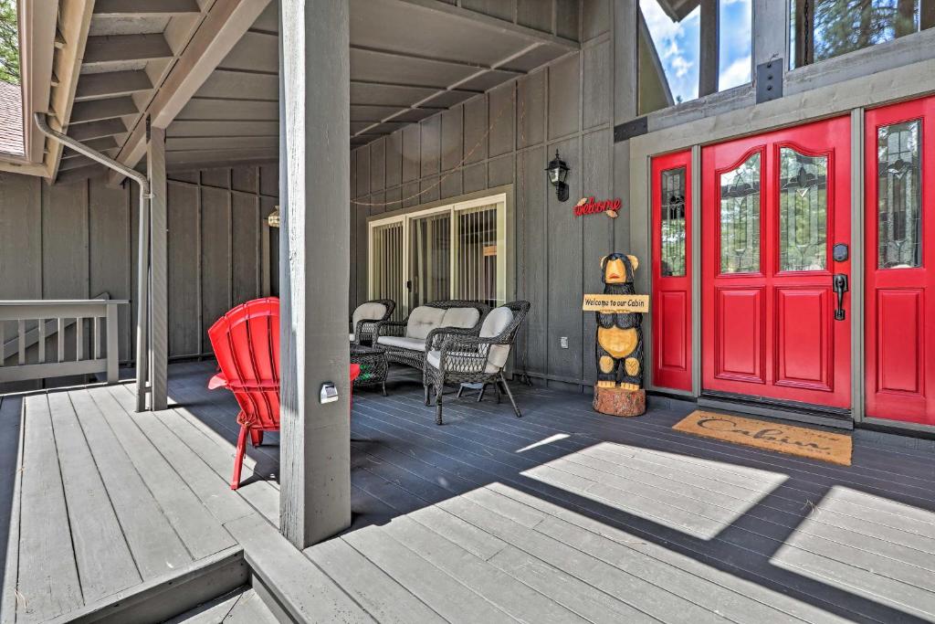Pinetop Cabin with Fireplace about 1 Mi to Golf! - image 3
