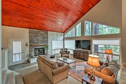 Pinetop Cabin with Fireplace about 1 Mi to Golf! - image 4