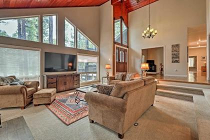 Pinetop Cabin with Fireplace about 1 Mi to Golf! - image 5