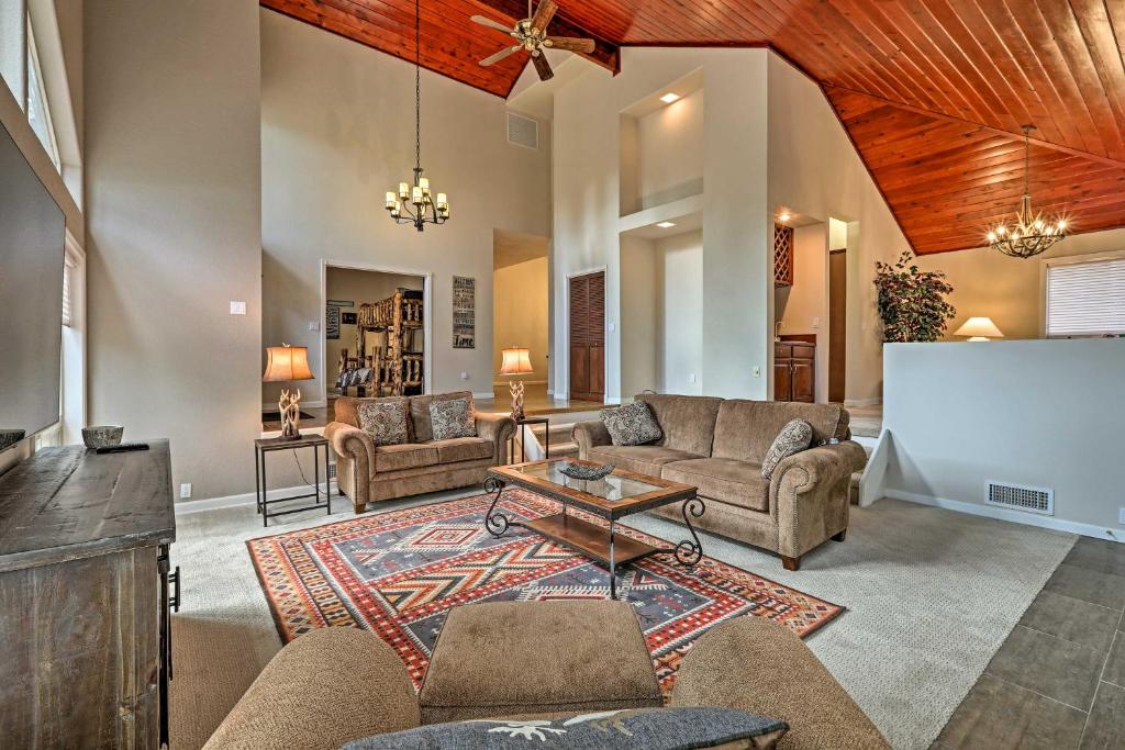Pinetop Cabin with Fireplace about 1 Mi to Golf! - image 6