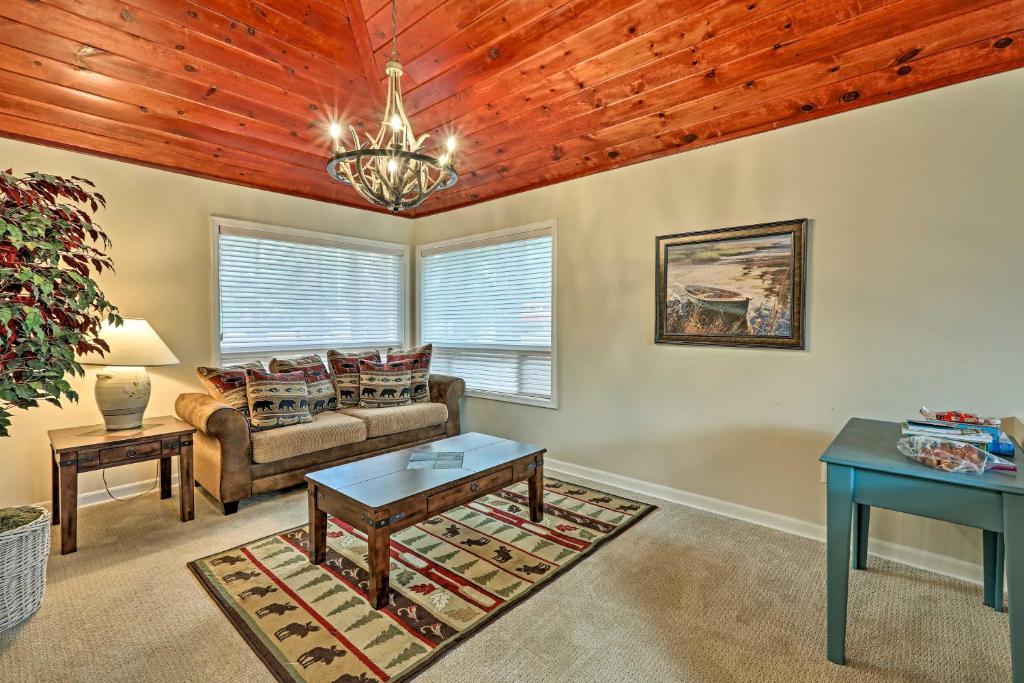 Pinetop Cabin with Fireplace about 1 Mi to Golf! - image 7