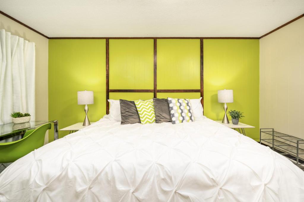 Heirs Living - Zen 1 mile to Downtown 55inches TV King Bed Pets OK - main image