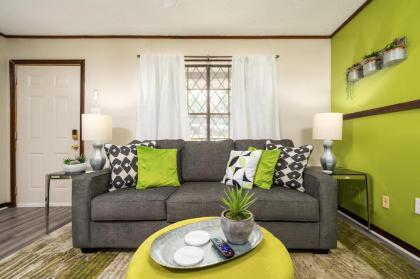 Heirs Living - Zen 1 mile to Downtown 55inches TV King Bed Pets OK - image 2