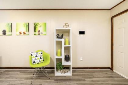 Heirs Living - Zen 1 mile to Downtown 55inches TV King Bed Pets OK - image 4