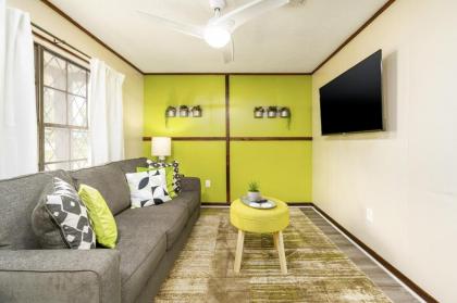 Heirs Living - Zen 1 mile to Downtown 55inches TV King Bed Pets OK - image 6