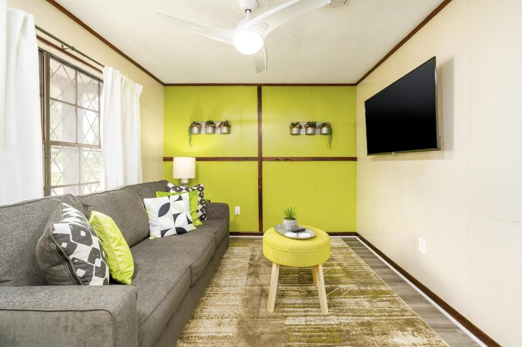 Heirs Living - Zen 1 mile to Downtown 55inches TV King Bed Pets OK - image 6