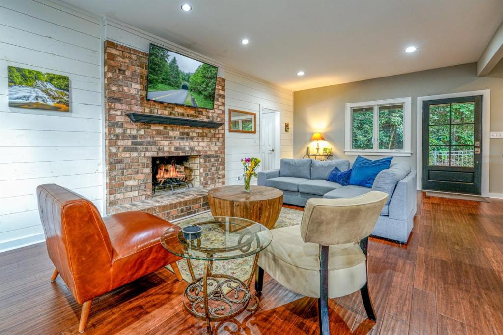Hillside Hideaway at Glen Cannon - main image