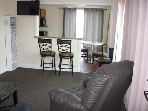 Dolphin Cove Motel - image 5