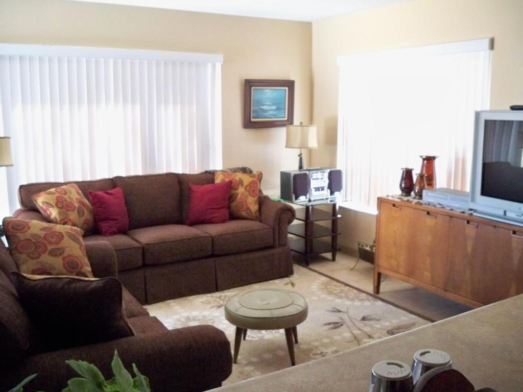 321 San Luis - image 5