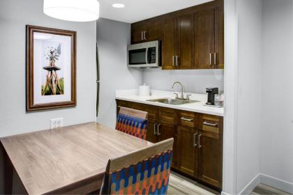 Hampton Inn & Suites Pittsburg Kansas Crossing - image 11