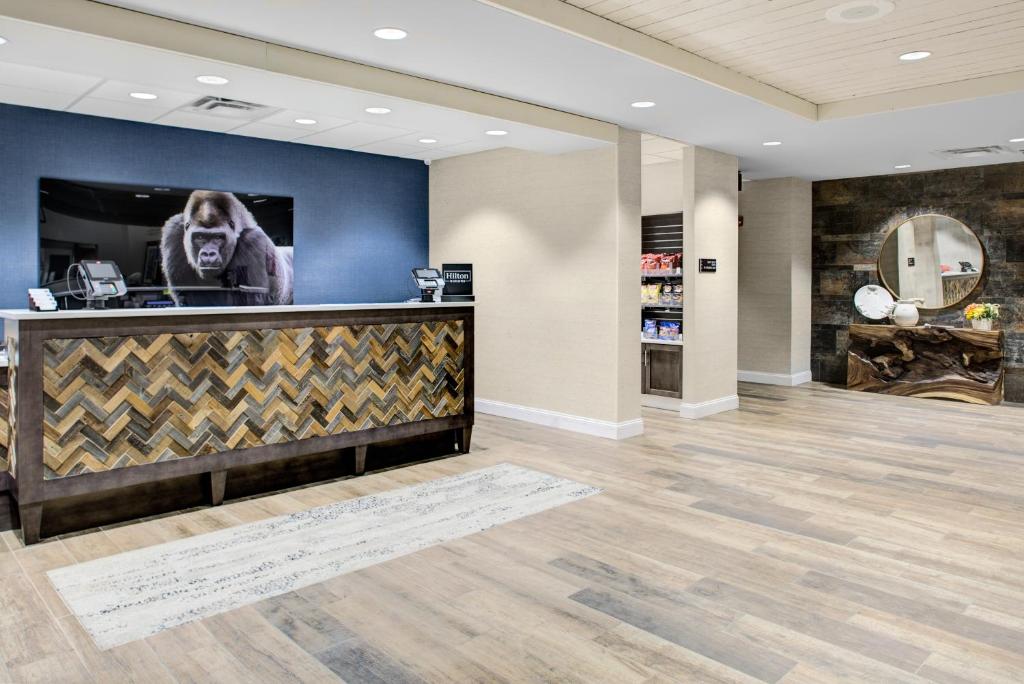 Hampton Inn & Suites Pittsburg Kansas Crossing - image 4