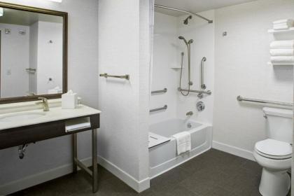Hampton Inn & Suites Pittsburg Kansas Crossing - image 8