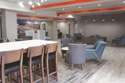 La Quinta Inn & Suites by Wyndham Pittsburg - image 2