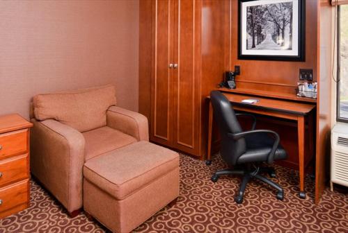Pittsburgh-McKnight Rd Hotel - image 3