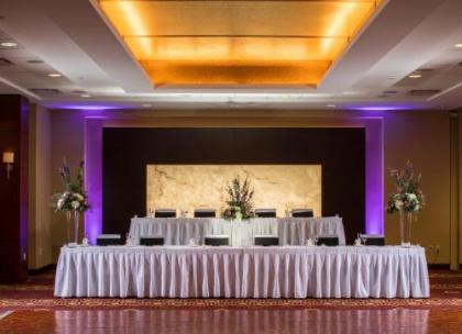 DoubleTree by Hilton Hotel & Suites Pittsburgh Downtown - image 2