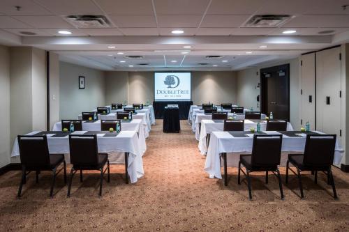 DoubleTree by Hilton Hotel & Suites Pittsburgh Downtown - image 5