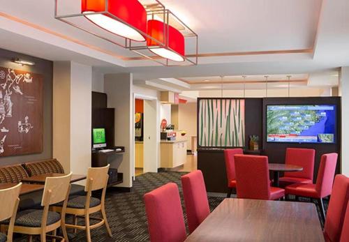 TownePlace Suites by Marriott Pittsburgh Harmarville - image 4