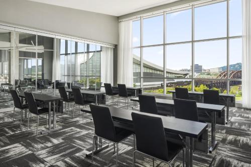 AC Hotel by Marriott Pittsburgh Downtown - image 4