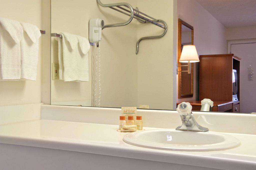 Days Inn by Wyndham Plainfield - image 5