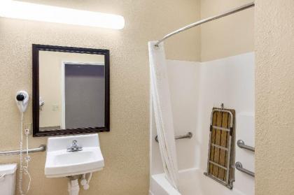 Comfort Suites Plainview - image 12