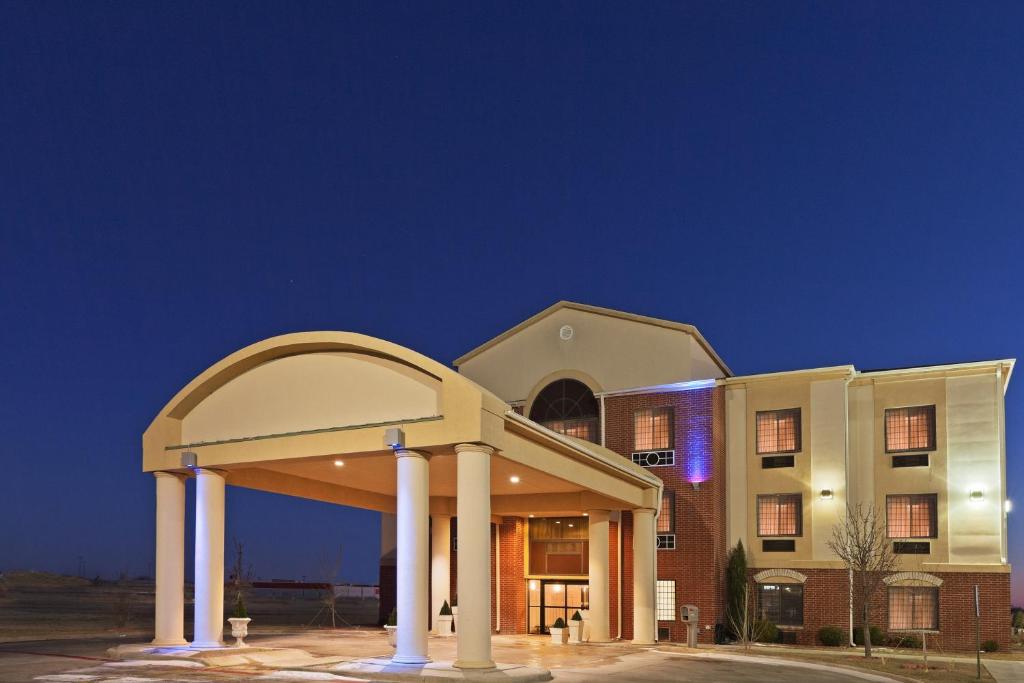 Holiday Inn Express Hotel & Suites Plainview an IHG Hotel - main image
