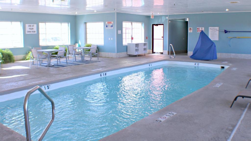 Holiday Inn Express Hotel & Suites Plainview an IHG Hotel - image 7