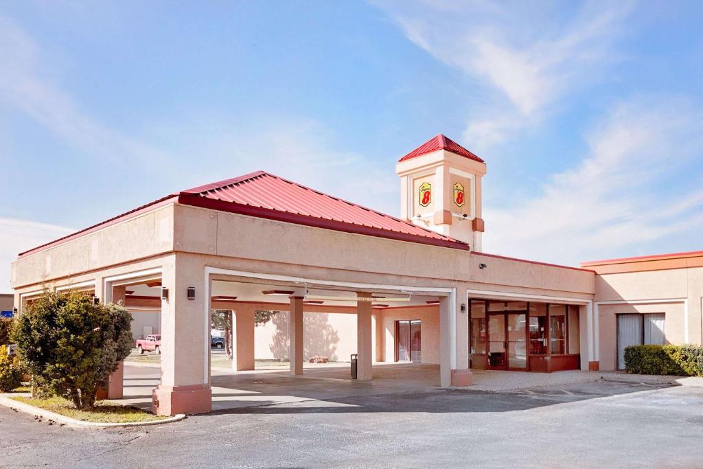 Super 8 by Wyndham Plainview - main image