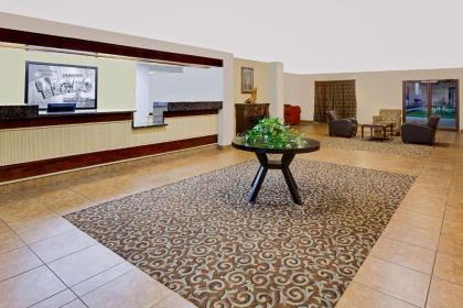 Super 8 by Wyndham Plainview - image 10