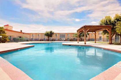 Super 8 by Wyndham Plainview - image 11