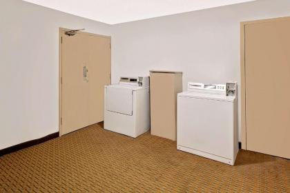 Super 8 by Wyndham Plainview - image 4