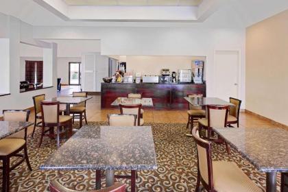 Super 8 by Wyndham Plainview - image 5