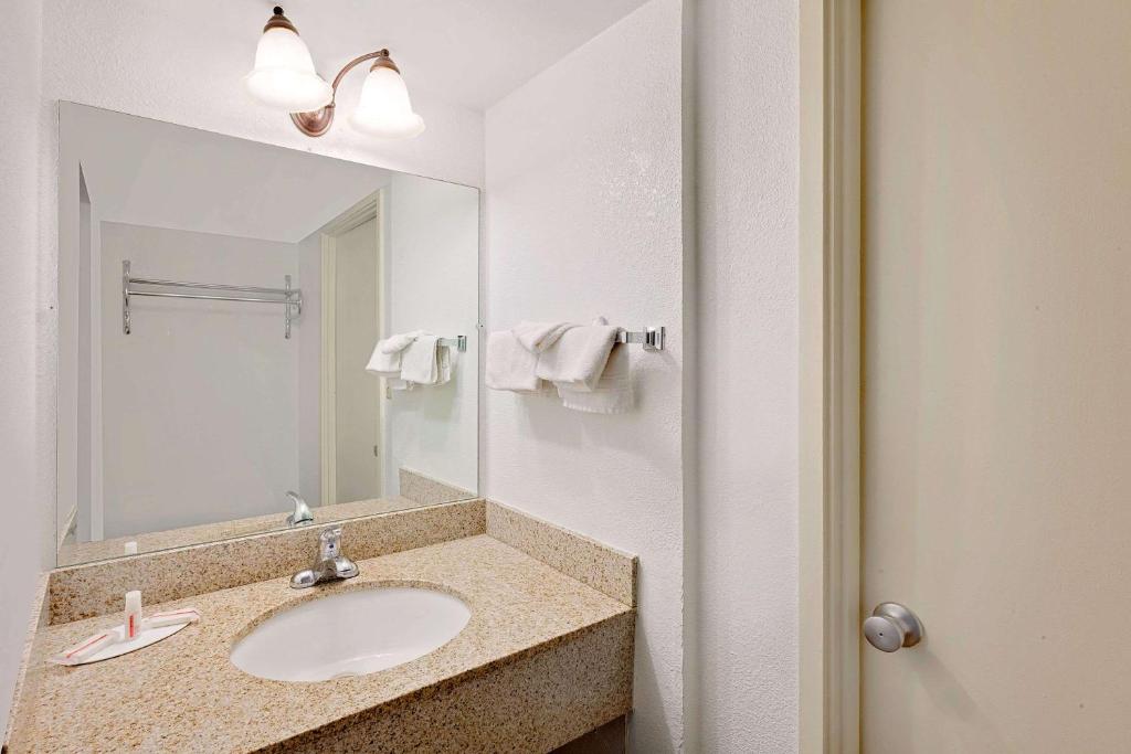 Super 8 by Wyndham Plainview - image 7