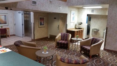 Plano Inn & Suites - image 3