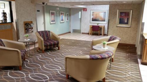 Plano Inn & Suites - image 5