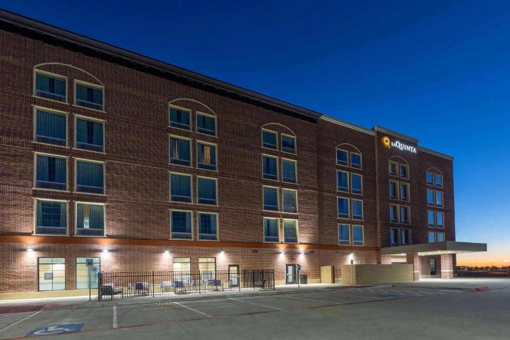 La Quinta Inn & Suites by Wyndham Frisco - main image